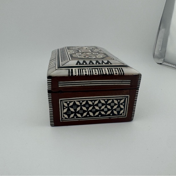 Intricate Black and‎ White Decorative Trinket Box - Picture 8 of 11